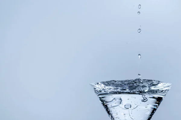 Vesipisarat Tippuvat Lasiin Täynnä Vettä — kuvapankkivalokuva