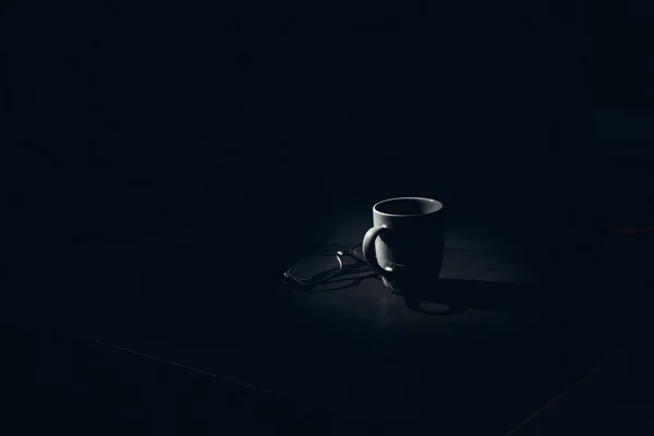 Избранный Фокус Снимок Очков Чашка Горячего Кофе Столе — стоковое фото