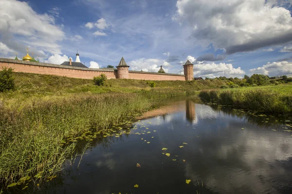ロシアのサン エウティミウス城壁とカメンカ川の修道院の美しいショット — ストック写真