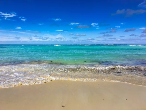Una Playa Rodeada Por Mar Bajo Cielo Azul Nublado Luz —  Fotos de Stock