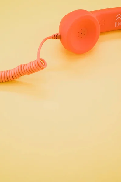 Vertikal Bild Orange Handset Den Beige Bakgrunden — Stockfoto