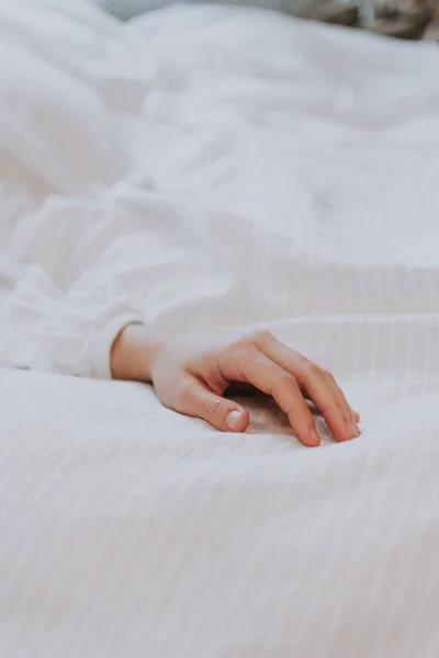 Ensam Kvinnlig Hand Ett Mjukt Sänglinne Begreppet Trötthet Och Ensamhet — Stockfoto