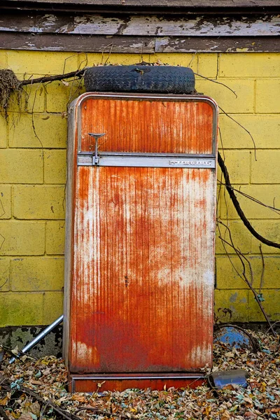Egy Függőleges Felvétel Egy Rozsdás Hűtőről Kerekekkel Tetején — Stock Fotó