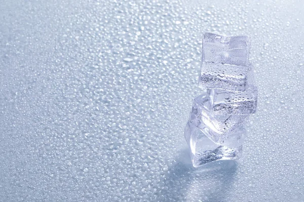 Enfoque Selectivo Fusión Cubitos Hielo Una Superficie Húmeda — Foto de Stock