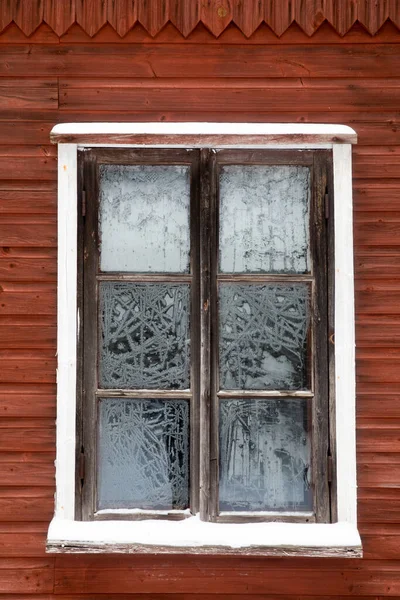Close Uma Casa Madeira Com Formas Floco Neve Nas Janelas — Fotografia de Stock