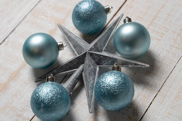 Close Uma Estrela Natal Bolas Ornamenta Uma Prancha Madeira Branca — Fotografia de Stock