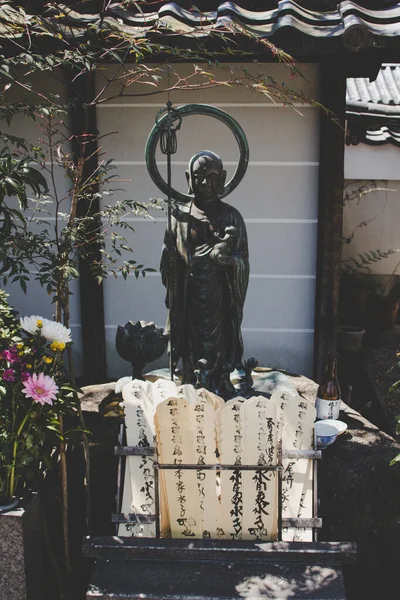 東本願寺の女神像の縦長のショット — ストック写真
