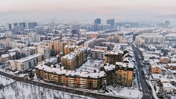 겨울에 눈덮인 전형적 주거용 건물들이 도시의 — 스톡 사진