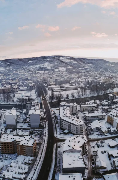 Een Verticale Luchtfoto Van Een Stedelijk Stadsgezicht Van Met Sneeuw — Stockfoto