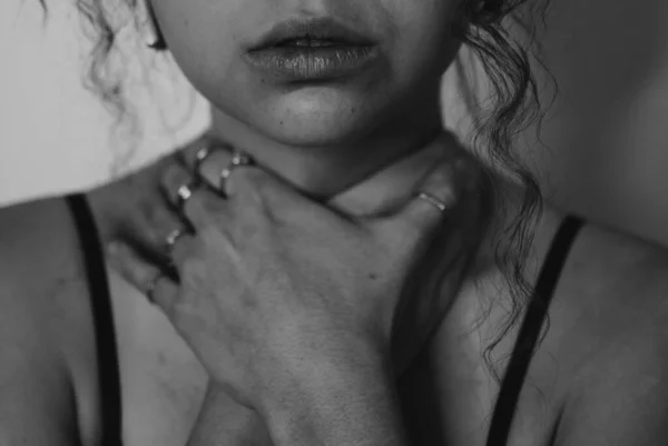 Graustufenaufnahme Einer Jungen Frau Mit Der Hand Hals Die Von — Stockfoto