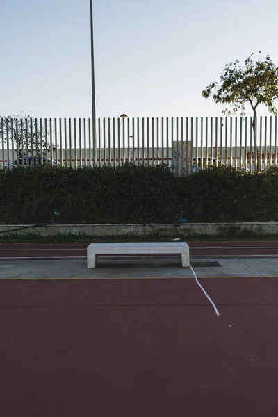 Spor Döşemeleri Beton Banklarla Çevrili Bir Çitin Dikey Görüntüsü — Stok fotoğraf