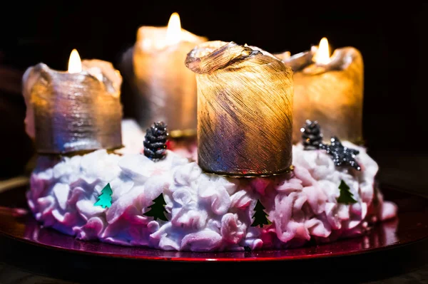 배경에 크리스마스 장식이 황금색 촛불을 — 스톡 사진