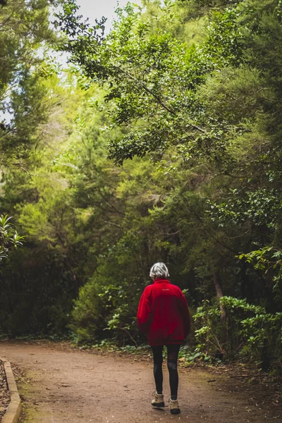 Plan Vertical Une Vieille Femme Marchant Dans Parc — Photo