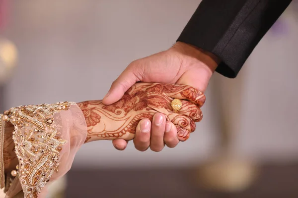 Γαμπρός Κρατά Χέρια Μιας Νύφης Νυφικό Σχέδιο Της Μέντι Και — Φωτογραφία Αρχείου