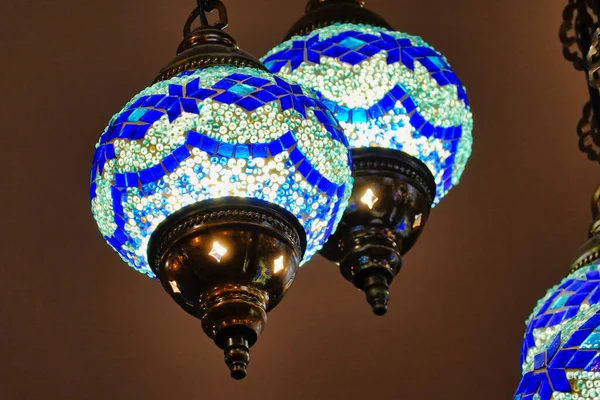 Низькокутний Знімок Синіх Мозаїчних Ламп Східному Стилі — стокове фото