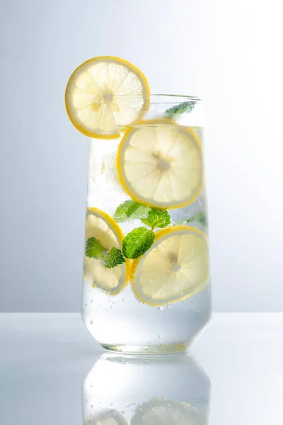 Glass Invigorating Water Lemon Slices Mint Leaves Reflecting Surface — Stock Photo, Image