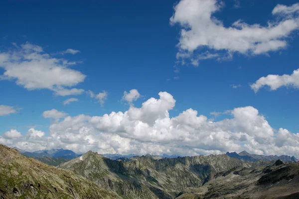 Bulutlu Bir Gökyüzünün Altındaki Kayalık Dağların Güzel Bir Görüntüsü — Stok fotoğraf