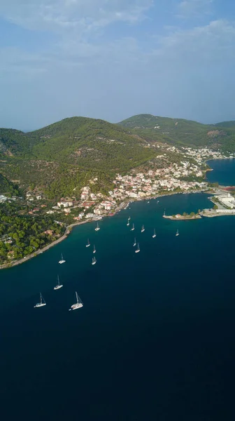 Μια Κάθετη Εναέρια Λήψη Του Πανέμορφου Νησιού Πόρος Στην Ελλάδα — Φωτογραφία Αρχείου