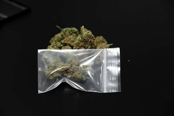 Cannabisknoppar Och Andra Rökredskap Finns Bordet — Stockfoto