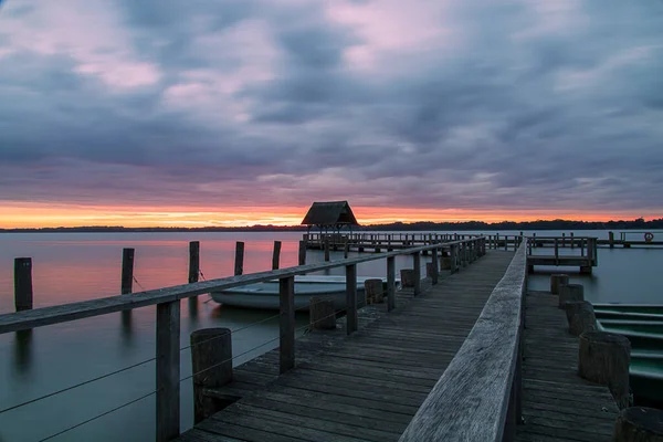 Hermoso Plano Largo Muelle Madera Con Los Colores Del Cielo — Foto de Stock