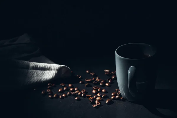 Селективный Снимок Мешковины Чашка Горячего Кофе Окружении Бобов — стоковое фото