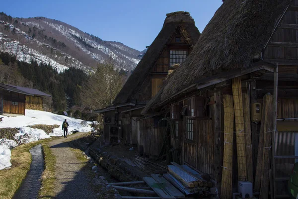 Viajero Cerca Arroyo Casas Una Región Montañosa Shirakawa Japón — Foto de Stock