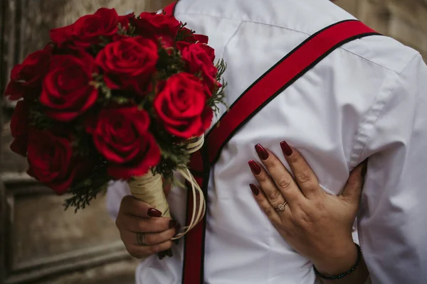 Sposa Indossa Fede Che Tiene Bouquet Nuziale Abbracciando Sposo — Foto Stock