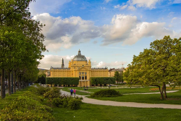 Zagreb Croatia Apr 2012 Площа Короля Томіслава Парком Палацом Відстані — стокове фото