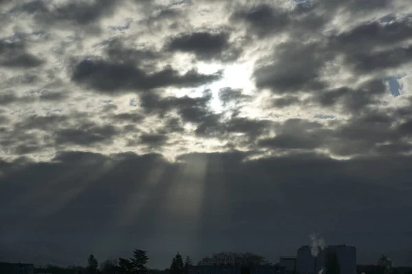 Das Licht Der Sonne Hinter Den Dunklen Wolken Himmel — Stockfoto