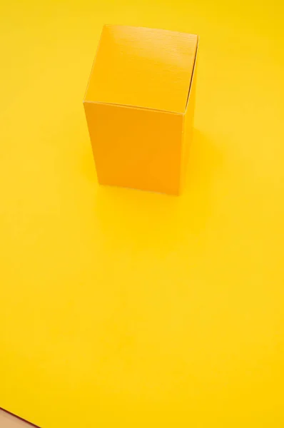 Cubo Papel Amarelo Isolado Sobre Fundo Amarelo — Fotografia de Stock