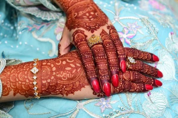 Die Hände Einer Braut Mit Mehndi Brautmodenzeichnung Und Schmuck — Stockfoto