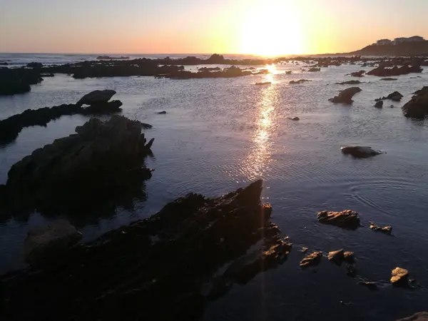 Die Felsen Ufer Des Meeres Bei Sonnenuntergang — Stockfoto