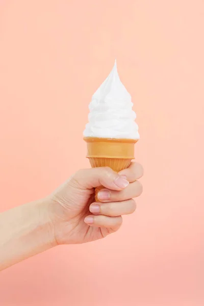 Рука Женщины Держит Вкусное Мягкое Мороженое Хрустящем Вафельном Конусе Розовом — стоковое фото