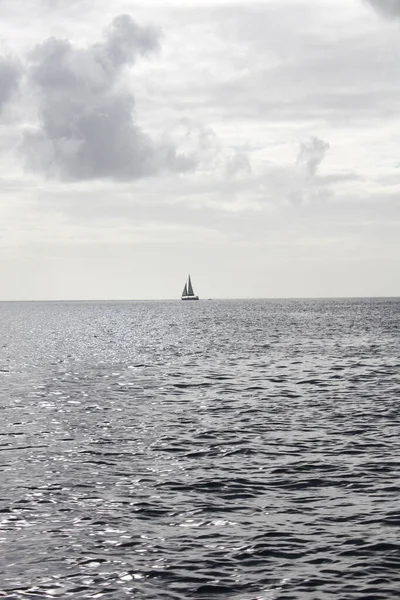 一只孤零零的帆船在海上的垂直拍 — 图库照片