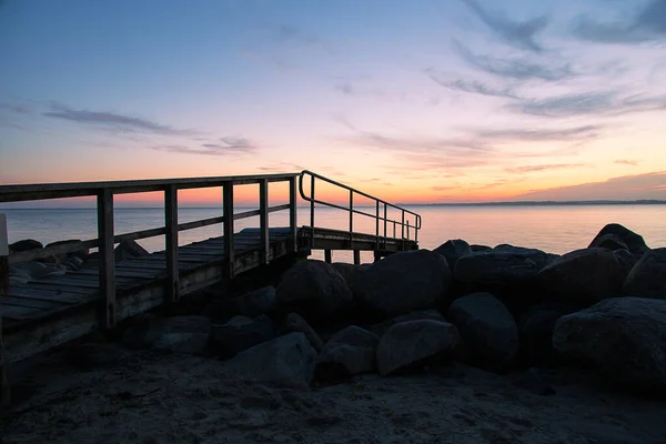 Belo Tiro Longo Cais Madeira Que Leva Mar Pôr Sol — Fotografia de Stock