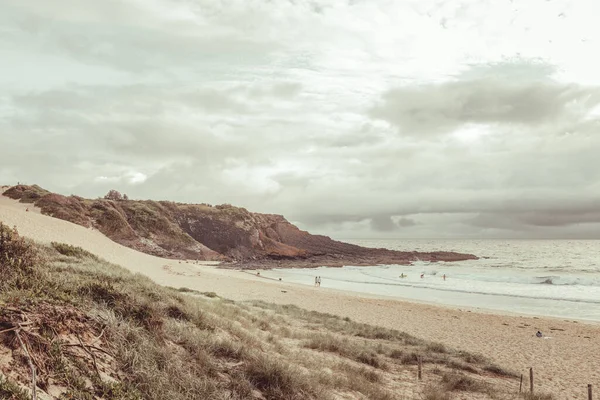 曇り空に浮かぶ穏やかな砂浜 — ストック写真