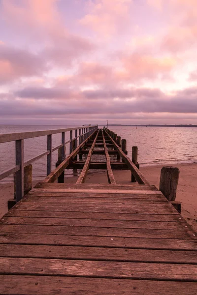 Vertikal Bild Trädocka Vid Havet Solnedgången Himlen — Stockfoto