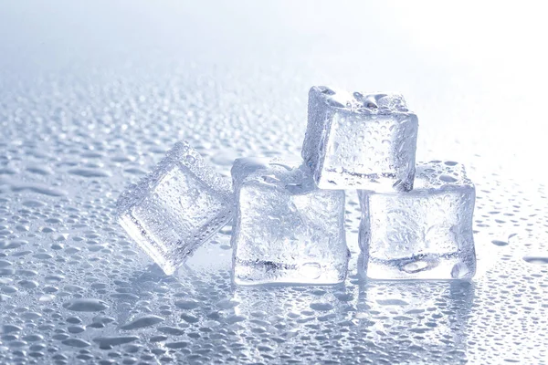 Enfoque Selectivo Fusión Cubitos Hielo Una Superficie Húmeda — Foto de Stock