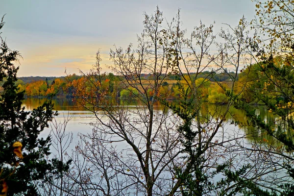 Close Lago Refletindo Cores Outono Árvores Circundantes Parque — Fotografia de Stock