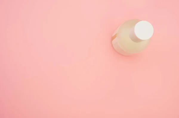 Una Bottiglia Sapone Liquido Isolato Uno Sfondo Rosa — Foto Stock