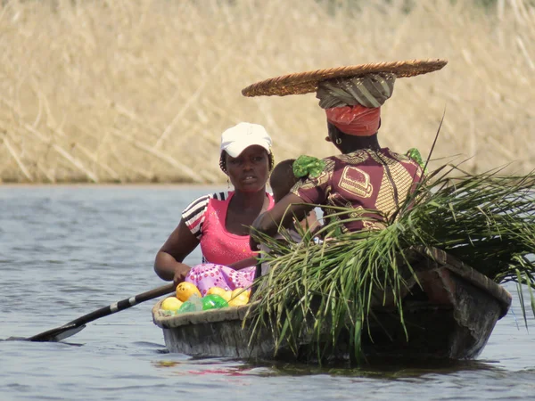 Ganvie Benin May 2018 Local Women Rowing Boat Home Visiting — Stock Photo, Image