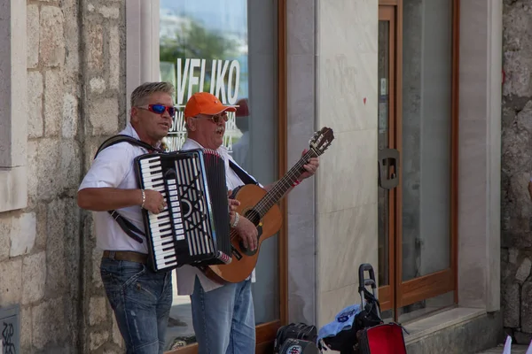 克罗地亚斯普利特街头音乐家 为游客表演 — 图库照片