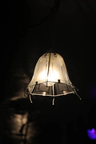 Egy Függőleges Közelkép Egy Megvilágított Lámpáról — Stock Fotó