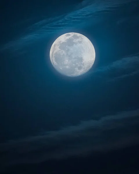 Plan Vertical Pleine Lune Brillante Qui Brille Dans Ciel Nocturne — Photo