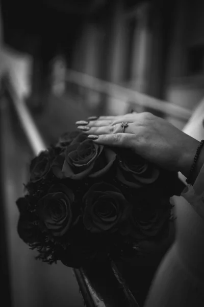 Vertical Grayscale Shot Bride Wearing Wedding Ring Holding Bridal Bouquet — Stock Photo, Image