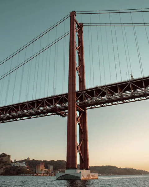 Eine Vertikale Aufnahme Der Hängebrücke Abril Lissabon Portugal Bei Klarem — Stockfoto