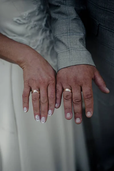 Tiro Vertical Anéis Casamento Mãos Recém Casados — Fotografia de Stock