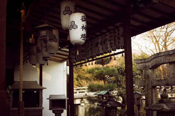 Uma Fileira Lanternas Penduradas Teto Kyoto — Fotografia de Stock