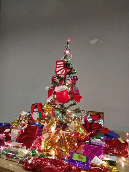 Een Verticaal Shot Van Geschenken Onder Kleine Kerstboom — Stockfoto