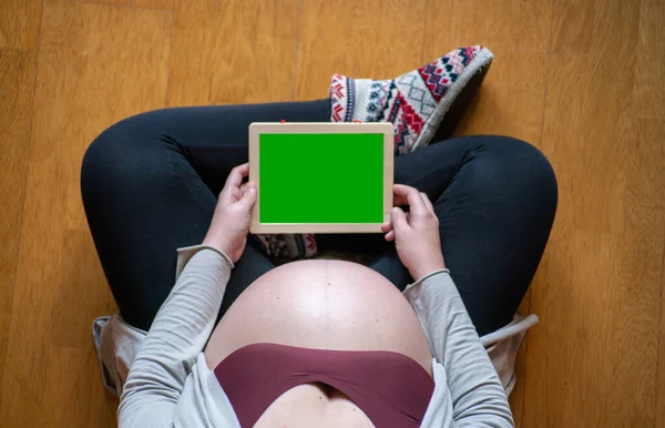 Ovanifrån Gravid Kvinna Sitter Över Ben Golvet Håller Liten Grön — Stockfoto